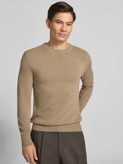 Männermodel trägt beigen Regular Fit Pullover aus Baumwoll-Mix mit Schurwoll-Anteil von Marc O'Polo, Nahaufnahme Oberkörper.