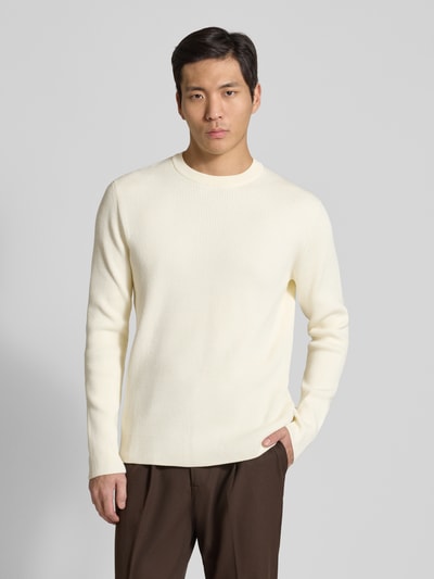 Männermodel trägt Relaxed Fit Strickpullover mit Rundhalsausschnitt von Lindbergh, cremefarben, Ripp-Optik, Nahaufnahme Oberkörper.