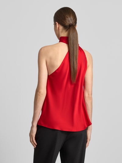 Frauenmodel trägt Shaped Fit Top mit Schnürdetail von Lauren Ralph Lauren in Optik: Unifarben, Materialverarbeitung: Satin, Ganzkörperansicht Rückansicht.