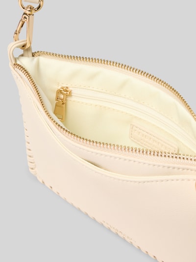 Produktfoto, Crossbody Bag mit Logo-Detail Modell 'Jendal' van Seidenfelt in leerlook met hoofdvak, ritssluiting, afneembare schouderband, siernaden, binnenvak, breedte 24 cm, lengte 17 cm, diepte 1 cm, bandlengte 124 cm, detailopname