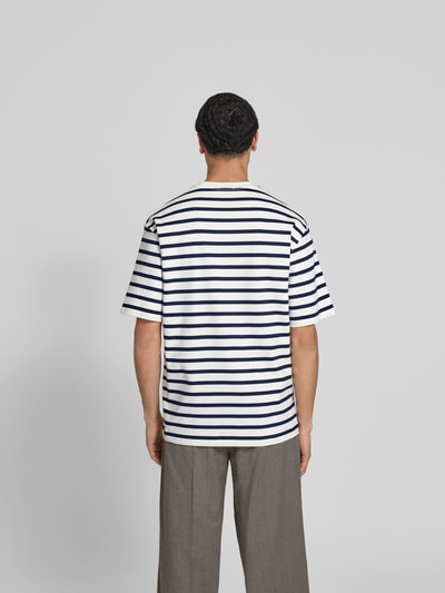 Männermodel trägt T-Shirt mit Rundhalsausschnitt von Filippa K aus Reine Baumwolle, Relaxed-Fit, Kurzärmelig, Rückenlänge 76 cm, Ganzkörperansicht Rückansicht.