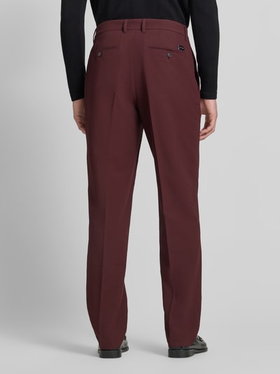 Männermodel trägt Anzughose mit Eingrifftaschen von Emporio Armani in Bordeaux, fein strukturiert, Material-Mix mit Stretch-Anteil, Regular-Fit, Ganzkörperansicht Rückansicht.