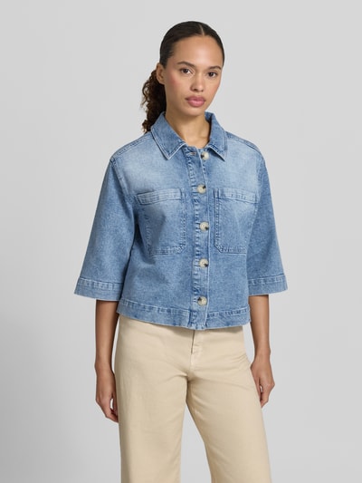 Frauenmodel trägt Boxy Fit Jeansbluse mit Brusttaschen von Zero, aus Baumwoll-Elasthan-Mix in hellem Blau, Ganzkörperansicht von vorne.