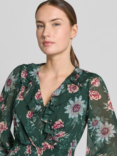 Frauenmodel trägt Maxikleid mit Volantsaum und V-Ausschnitt von Zero, florales Muster, Rüschen, Smok-Detail, Transparenz, Nahaufnahme Oberkörper.