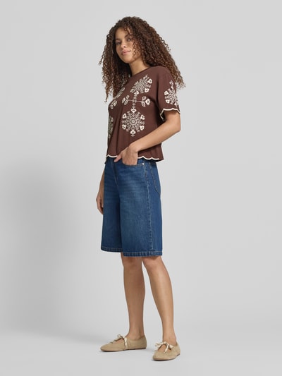 Vrouwenmodel draagt T-Shirt met Wellensaum und Motiv-Stitching van Jake*s Casual, bruin met witte motieven, rechte fit, katoen, ronde hals, detailzoom, ruglengte 50 cm bij maat 36, volledige lichaamsweergave van voren.