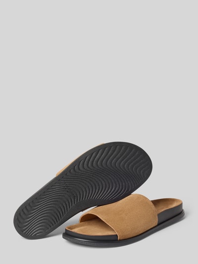 Produktfoto, Pantoletten aus echtem Rindsleder von Vagabond mit Wildlederoptik, abgerundeter Schuhspitze, flacher Absatzform, Schlupf/offen, leicht profilierter Sohle, Materialverarbeitung Velours, Damen.
