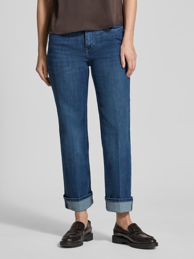 Modelka kobieca ma na sobie Straight Fit Jeans aus Baumwoll-Mix Modell 'LAURA TURN UP' od MAC, kolor jeansu, 5 kieszeni, długość do kostek, szerokość w rozmiarze 36: 42 cm, długość wewnętrzna nogawki: 69 cm, zapięcie na guzik i zamek, stałe mankiety, widok na całe ciało z przodu.
