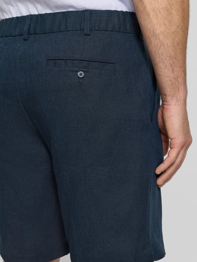 Männermodel trägt Bermudas aus reinem Leinen von JAKE*S STUDIO MEN in Dunkelblau, lockere Passform, Teilelastikbund, Detailaufnahme Rückansicht.