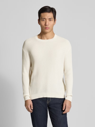 Männermodel trägt Slim Fit Pullover in Strick-Optik von ARMANI EXCHANGE aus reiner Baumwolle, Rundhalsausschnitt, Ganzkörperansicht von vorne.