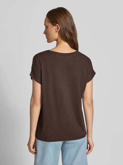 Frauenmodel trägt Regular Fit T-Shirt aus Viskose-Mix Modell 'MOSTER' von ONLY, dunkelbraun, glatte Textur, Ganzkörperansicht Rückansicht, Damen T-Shirt von ONLY