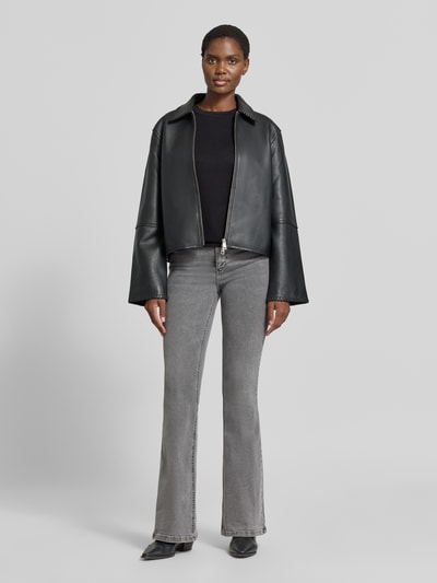 Vrouwenmodel draagt grijze High Waist Jeans met Gesäßtaschen Model 'UP BEAT' van Liu Jo White, Mix van katoen en elastaan, flared cut, Ganzkörperansicht van voren.