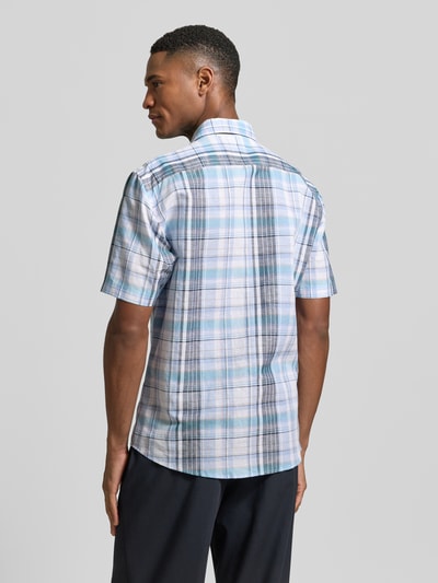 Männermodel trägt Slim Fit Business-Hemd aus Leinen-Mix mit Kentkragen von Jake*s, kariert, Pastellfarben, Rückenansicht, Ganzkörperansicht.