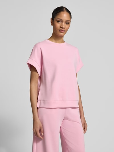 Modelka nosi Sweatshirt aus Modal-Mix mit Rundhalsausschnitt od Rich & Royal, różowy, relaxed fit, krótkie rękawy, widok całej sylwetki z przodu.