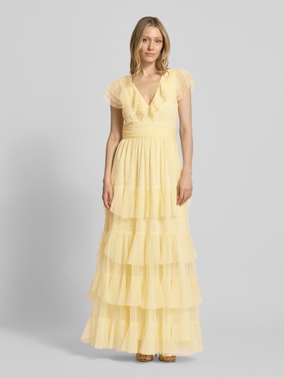 Vrouwenmodel draagt Maxikleid met V-hals en tailleband van LACE & BEADS, mesh, A-lijn, laagjeslook, zachte gele tint, geheel aanzicht van voren