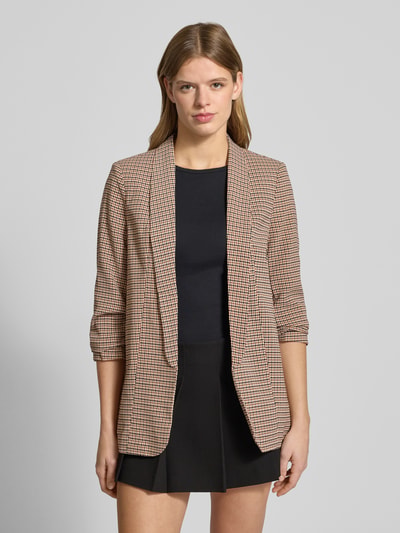 Kobiece modelka nosi Regular Fit Longblazer mit Allover-Muster Model 'BOSELLA' od Pieces, efekt: wzór na całej powierzchni, krój regular fit, kołnierz z połami, poduszki na ramionach, rękaw o dł. 3/4 z marszczeniem, wykończenie: tkana faktura, kolory beżowy, czarny i brązowy, całkowity widok z przodu.