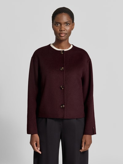 Vrouwenmodel draagt Jacke aus Woll-Mix met Schal van comma in bordeaux, recht model, ronde hals, knoopsluiting, met viscose, Ganzkörperansicht van voren. Ruglengte maat S 50 cm, schouderbreedte 46 cm, borstwijdte 55 cm, mouwlengte 57 cm.
