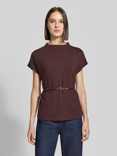 Frauenmodel trägt Regular Fit T-Shirt aus Baumwoll-Modal-Mix von zero, dunkelbraun, Stehkragen, Gürtel, Jeans, Ganzkörperansicht von vorne.
