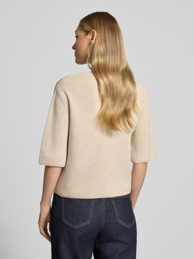 Frauenmodel trägt Regular Fit Strickjacke aus Baumwoll-Mix von s.Oliver RED LABEL, Optik: Unifarben, Ärmelform: Kurzarm, Materialverarbeitung: Rippstrick, Ganzkörperansicht Rückansicht.