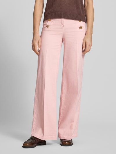 Vrouwenmodel draagt Wide Leg broek met persplooien model 'Bridget' van SEDUCTIVE, mix van katoen en linnen, knopen, wide leg, voorkant, close-up bovenlichaam