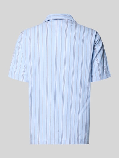 Produktfoto, hellblaues Pyjama-Oberteil mit Allover-Motivprint und feinen Streifen von POLO RL UNDERWEAR, kurzarm, Webware