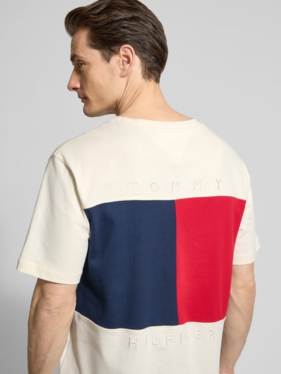 Männermodel trägt Relaxed Fit T-Shirt aus reiner Baumwolle von Tommy Hilfiger, unifarben mit Logo-Stitching, Ganzkörperansicht Rückansicht.