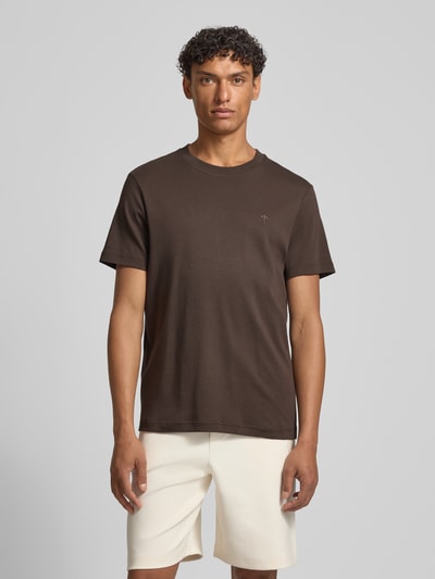 Männermodel trägt T-Shirt mit Logo-Stitching Modell 'Priamo' von JOOP! Collection, braun, reine Baumwolle, Ganzkörperansicht von vorne.