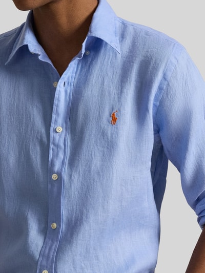 Männermodel trägt Slim Fit Freizeithemd aus reinem Leinen von Polo Ralph Lauren, Optik: Unifarben, Flammgarn, Logo-Detail, Nahaufnahme Oberkörper.