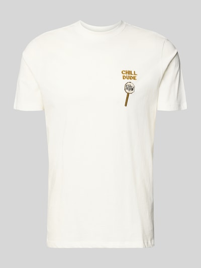 Produktfoto, Regular Fit T-Shirt mit Statement-Stitching Modell 'Kameron' von Blend, Herren T-Shirt aus reiner Baumwolle, Rundhalsausschnitt, Motiv-Stitching, Rückenlänge 69 cm bei Größe M, cremeweiß, leicht strukturierte Oberfläche