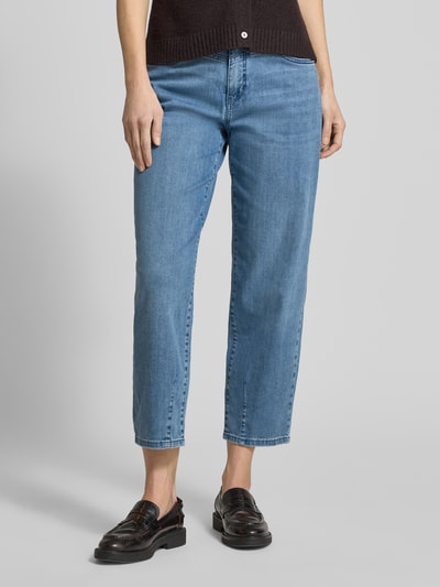 Frauenmodel trägt Barrel Fit Jeans mit Eingrifftaschen Modell 'BOBBIE' von MAC, blauer Baumwoll-Mix mit Stretch, Nahaufnahme Oberkörper bis Knöchel.