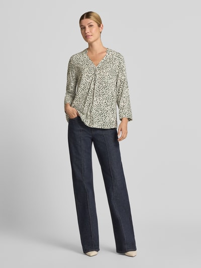 Frauenmodel trägt Bluse aus reiner Viskose Modell 'Adney' von FREE/QUENT mit V-Ausschnitt, locker, 3/4-Arm, Ganzkörperansicht von vorne.