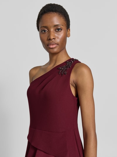 Vrouwenmodel draagt Midikleid met Ziersteinbesatz van Adrianna Papell in bordeaux, elastische materiaalmix, getailleerd, met ruches, one-shoulder design, borstwijdte maat 36: 40 cm, ruglengte maat 36: 110 cm, Nahaufnahme bovenlichaam.