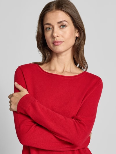 Vrouwenmodel draagt rode Regular fit pullover uit mix van scheerwol en kasjmier model 'Lisa' van Brax, Dames pullover, nahaufnahme bovenlichaam.