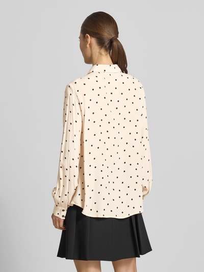 Frauenmodel trägt Regular Fit Hemdbluse aus reiner Viskose Modell 'Lovy' von FREE/QUENT, cremefarben mit schwarzen Punkten, Ganzkörperansicht Rückansicht.