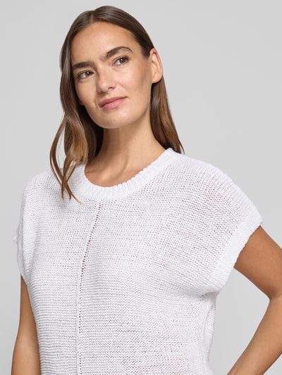 Vrouwenmodel draagt gebreid shirt van FREE/QUENT model 'Estapper', regular fit, ronde hals, kapmouwen, dames. Close-up bovenlichaam.