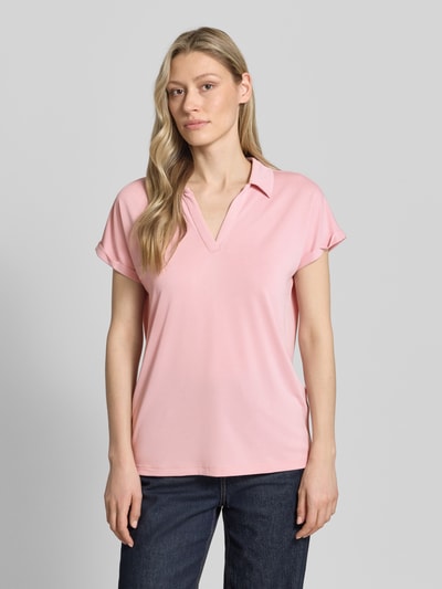 Frauenmodel trägt Regular Fit Poloshirt aus Modal-Mix von Christian Berg Woman in Rosa mit V-Ausschnitt, kurzen Ärmeln mit Aufschlag, Rückenlänge bei Größe S: 46 cm, Ganzkörperansicht von vorne.