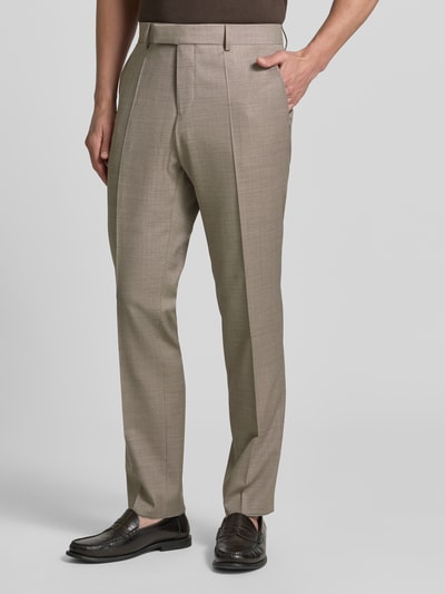 Männermodel trägt Slim Fit Anzug aus Schurwoll-Mix Modell 'HUGE' von BOSS in Beige mit glatter Textur, Ganzkörperansicht von vorne, Herren Anzug.