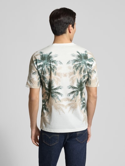 Męski model nosi Slim Fit T-Shirt mit floralem Allover-Print od Antony Morato, czysta bawełna, krój slim fit, wzór roślinny, dekolt okrągły, długość tyłu w rozmiarze M: 69 cm, widok całej sylwetki z tyłu.