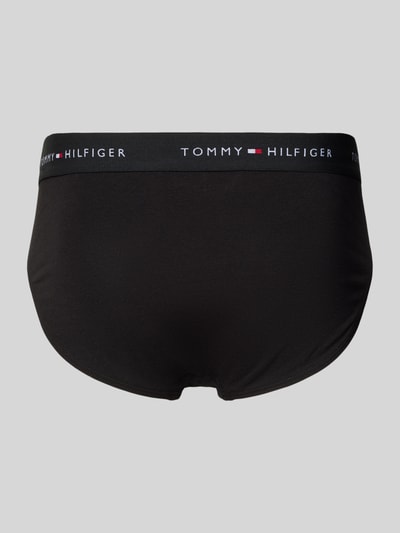 Männermodel trägt Slip aus Baumwoll-Mix im 3er-Pack von Tommy Hilfiger, unifarben, Skinny Fit, Label-Schriftzug, Ganzkörperansicht Rückansicht.