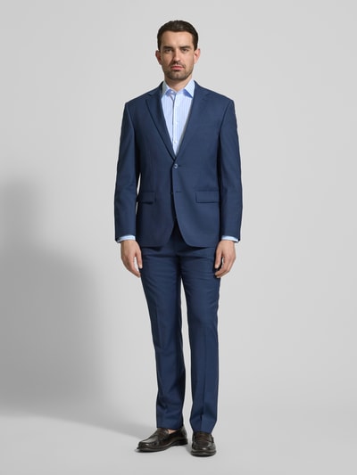 Męski model nosi Slim Fit Business-Hemd mit Kentkragen von OLYMP Level Five, mieszanka bawełny i elastanu, krój slim fit, kołnierzyk typu kent, listwa guzikowa, długość tyłu w rozmiarze 40: 80 cm, szerokość ramion w rozmiarze 40: 45 cm, długość rękawów w rozmiarze 40: 68 cm, jasnoniebieski, proste linie, gładka tekstura, pełny widok z przodu.