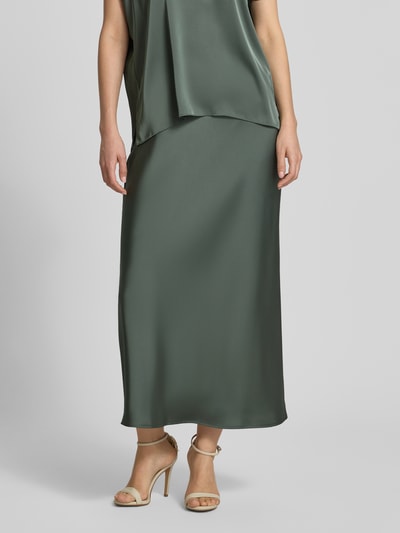 Frauenmodel trägt Satinrock mit elastischem Bund von V by Vera Mont, olivgrün, gerader Schnitt, glatte Textur, Midirock, Nahaufnahme Unterkörper.