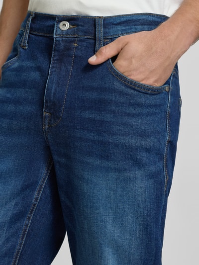 Männermodel trägt Regular Fit Jeans mit Eingrifftaschen Modell 'ROCK' von Blend in Dunkelblau, Baumwoll-Elasthan-Mix, Nahaufnahme Oberkörper