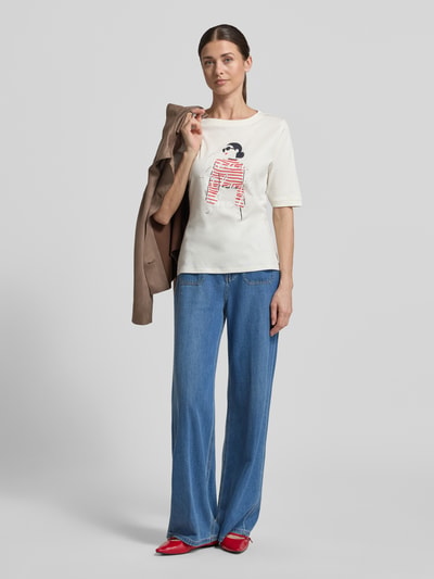 Frauenmodel trägt Regular Fit Wide Leg Jeans aus Lyocell-Baumwoll-Mix von s.Oliver BLACK LABEL in Denim-Optik, Ganzkörperansicht von vorne.