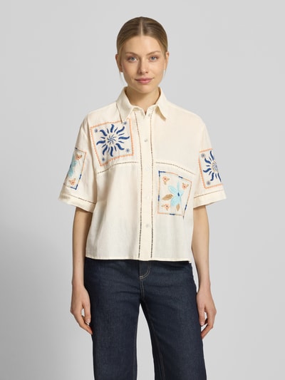 Frauenmodel trägt Boxy Fit Bluse aus Leinen-Baumwoll-Mix von Jake*s Casual in Natur mit farbigen Stitchings, kurzen Ärmeln, Hemdblusenkragen, Knopfleiste, Ganzkörperansicht von vorne.