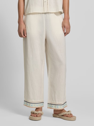Vrouwenmodel draagt 'Culotte aus Leinen-Baumwoll-Mix mit Eingrifftaschen' van Jake*s Casual, lichte kleur, rechte wijde fit, elastische taille met koord, Franse steekzakken, detail aan zoom, linnen-katoenmix, voorkant volledig lichaam.