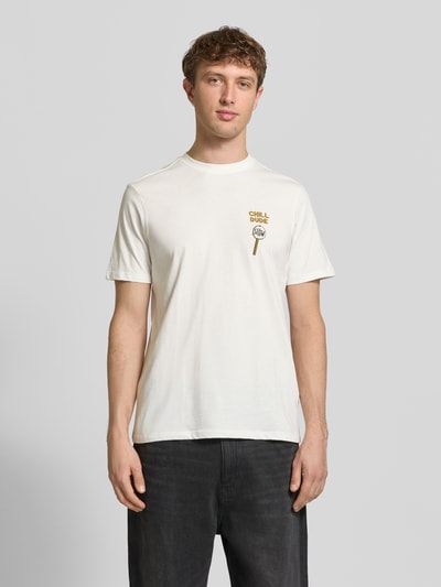 Männermodel trägt weißes Regular Fit T-Shirt mit Statement-Stitching Modell 'Kameron' von Blend, Motiv-Stitching, Rundhals, Ganzkörperansicht von vorne.