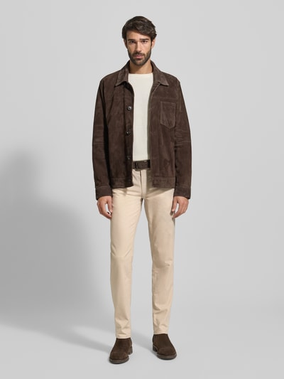 Männermodel trägt Slim Fit Stoffhose mit 5-Pocket-Design Modell 'Cadiz' van Brax, beige katoenmix, rechte pijp, Ganzkörperansicht von vorne.