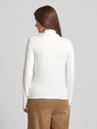 Modelka kobieca nosi Slim Fit Turtleneck mit Viskose-Anteil od Tom Tailor Denim, gładka biel, długi rękaw, zdjęcie sylwetki od tyłu.