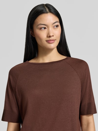 Frauenmodel trägt Shirt aus Lyocell-Mix von Luisa Cerano in Braun, lockere Passform, Rundhalsausschnitt, Nahaufnahme Oberkörper.
