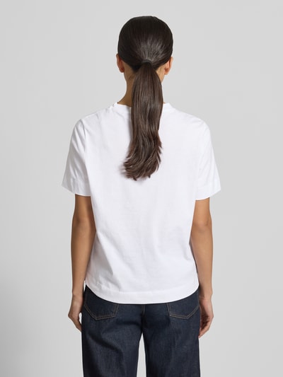 Frauenmodel trägt T-Shirt mit Statement-Print und Rundhalsausschnitt von Rich & Royal aus Reine Baumwolle, Relaxed-Fit, Rückenlänge 59 cm, Ganzkörperansicht Rückansicht.