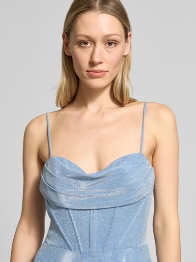 Frauenmodel trägt Abendkleid mit Wasserfall-Ausschnitt und Spaghettiträgern von Hey Kyla, taillierter Schnitt, glitzert in Hellblau, Nahaufnahme Oberkörper.